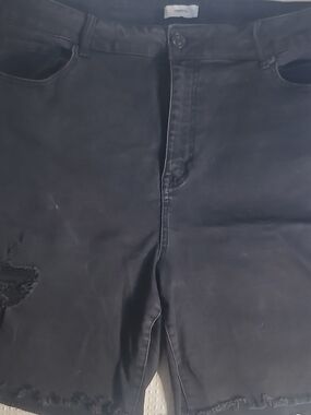 Forever 21 Men's Black Distressed Slim Jeans Shorts